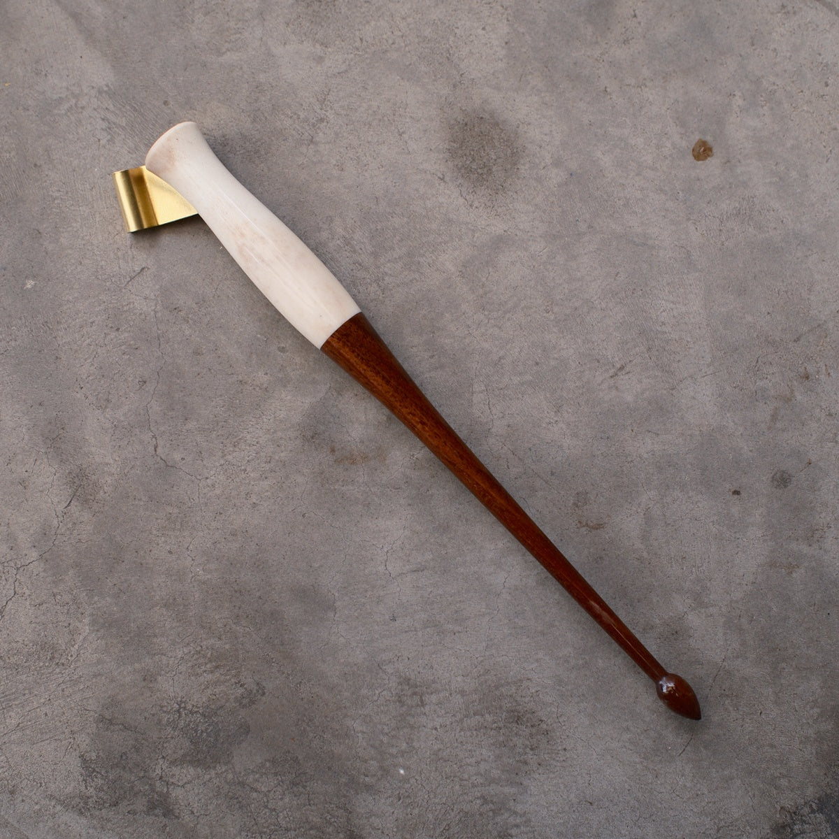 【10/15(水)20時発売】DAO HUY HOANG/カリグラフィーホルダー/White Antler and Walnut Oblique Pen Holder