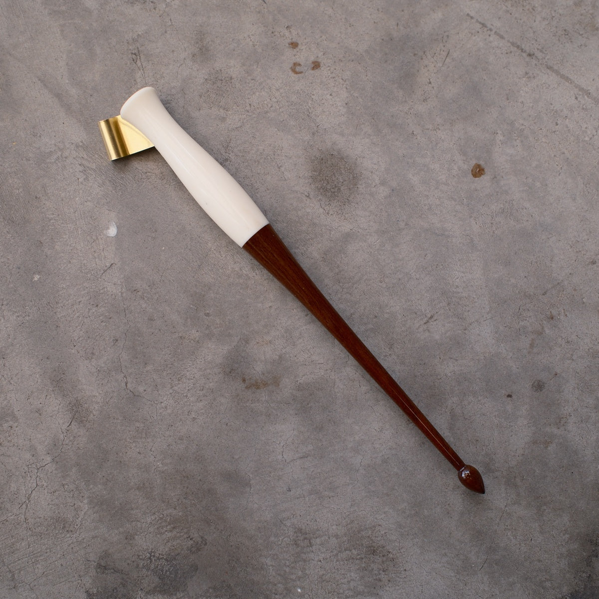 [Released on Wednesday, October 15th at 8:00 PM] DAO HUY HOANG / Calligraphy Holder / White Antler and Walnut Oblique Pen Holder