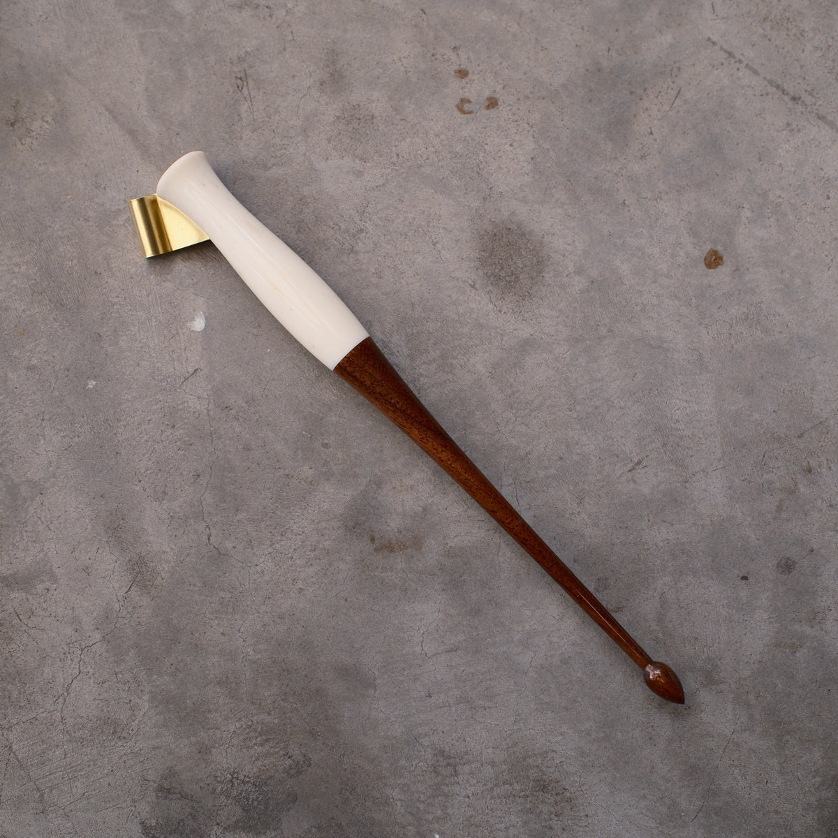 [Released on Wednesday, October 15th at 8:00 PM] DAO HUY HOANG / Calligraphy Holder / White Antler and Walnut Oblique Pen Holder