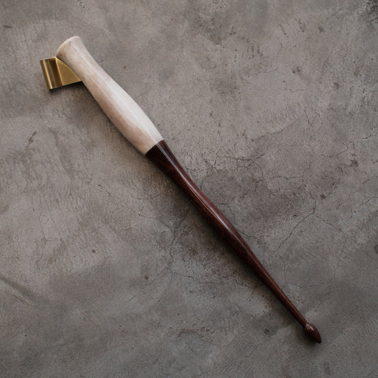 【3/26 20時発売】DAO HUY HOANG/カリグラフィーホルダー/White Antler and Walnut Oblique Pen Holder