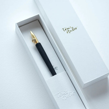 Tom's Studio/カリグラフィーホルダー/Original Flourish Tapered Straight Holder with Ond Dip Nib - Brass
